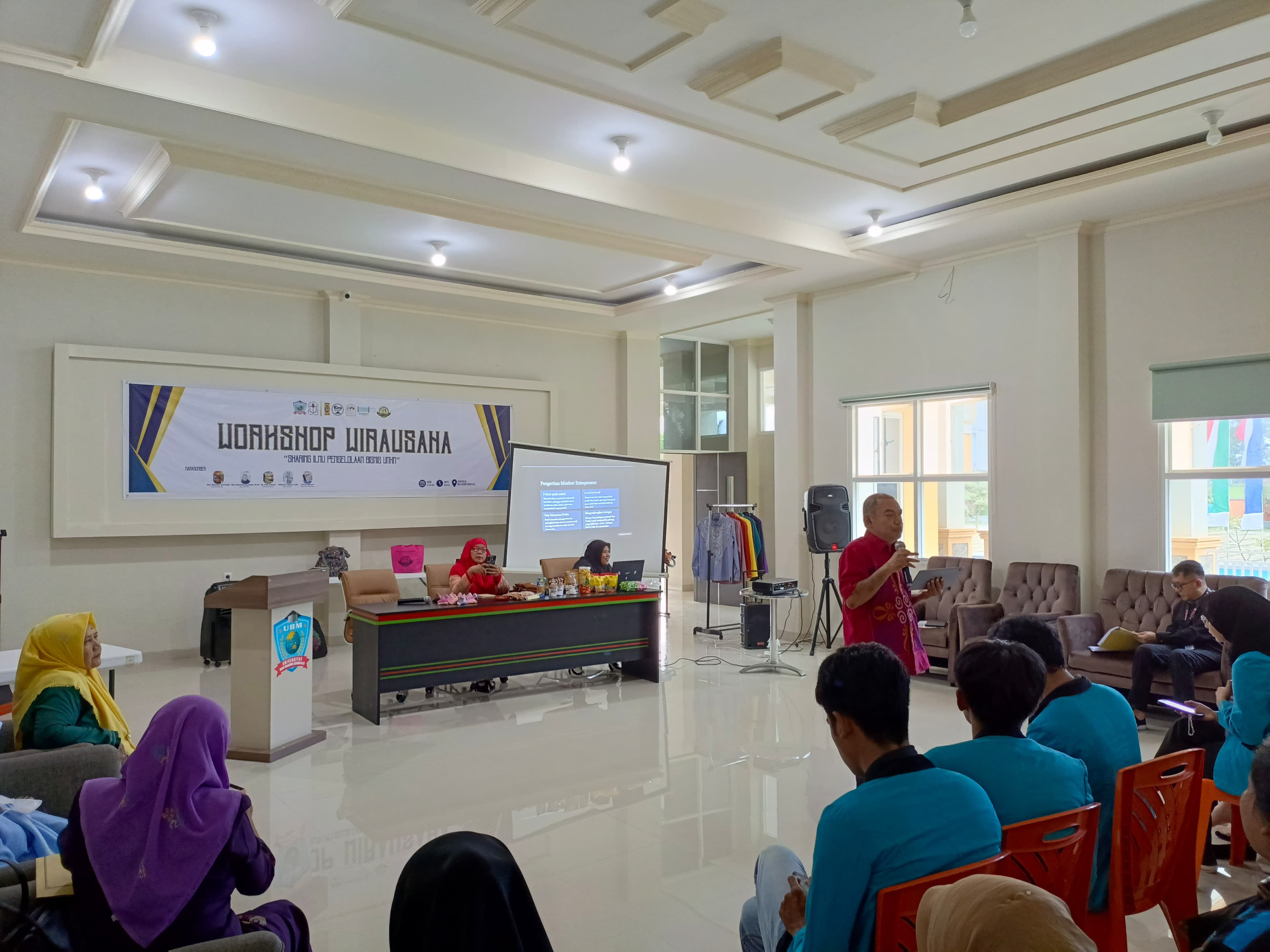 Workshop Wirausaha dan Sharing Ilmu Pengelolaan Bisnis UMKM Oleh M. Irwan Djibran, SE (Sentra Kue Karawo Bone Bolango)