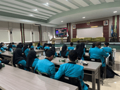 Pemberian Materi Bisnis oleh Dosen Fakultas Ekonomi dan Bisnis Universitas Negeri Surabaya (2024)